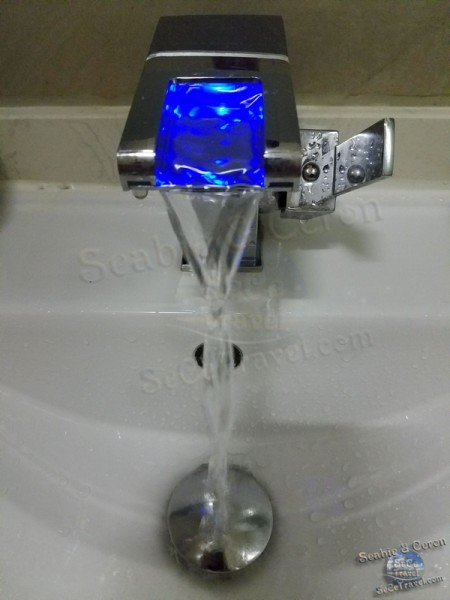 SeCetravel-代購-LED發光瀑布冷熱水龍頭6